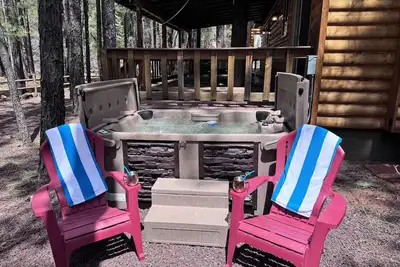 Image de Tranquil forest cabin with private hot tub, firepit, play area, enclosed yard