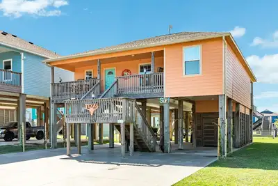 Image de Charming home near beach with deck, outdoor shower, Ac, & W/D - snowbirds Ok