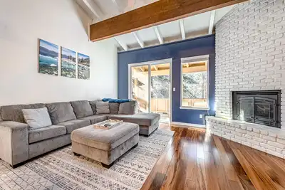 Image de 3-story condo with 2 pools, private balcony, grill, & fireplace - near lake/ski