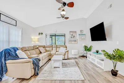 Image de Dog-friendly lakeview home with large yard, private washer/dryer, & central Ac