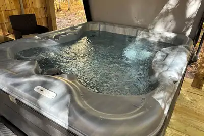 Image de Two bedroom cabin with hot tub and fireplace.