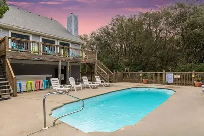 Image de ⭐️New Listing⭐Pool opens mid Apr, Hoa Pkg Pass, Dogs ✔️, Beach Chairs🌊☀️🐬