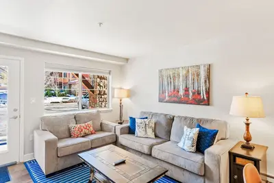 Image de Renovated, ground-floor condo with pool, hot tubs & gym - steps to gondola