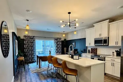 Image de Walkable Downtown Getaway! 4br + Rooftop + Garage