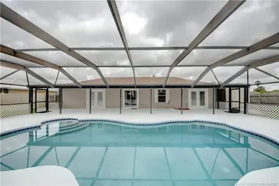 Image de 3 Bedroom home with large pool. Great location.