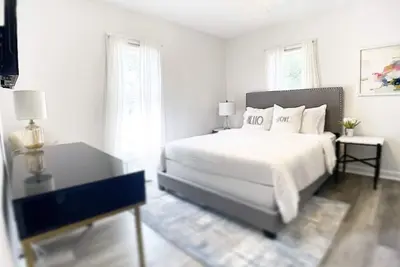 Image de Modern 1 Bedroom walk to Glass Museum w\/ Bonus Wellness Studio
