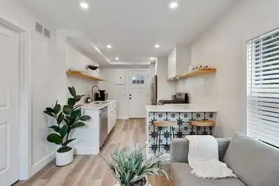 Image de Enjoy a stylish experience at this unique, modern flat in Downtown Ferndale