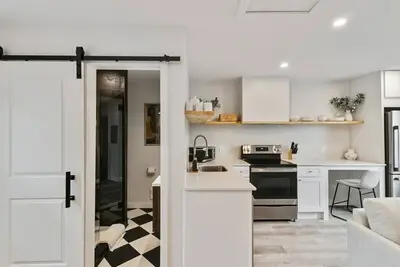 Image de Enjoy a stylish experience at this unique, modern flat in Downtown Ferndale