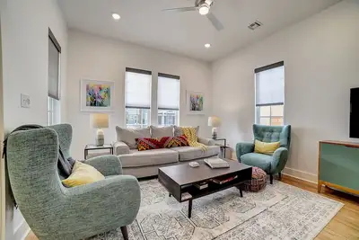 Image de Adorable bungalow in the perfect location with large yard, grill & central Ac
