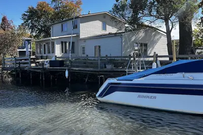 Image de Waterfront 4 bedroom two full bath with arcade, kayaks and dock.
