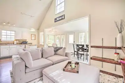 Image de Cozy Home w/ Yard ~ 9 Mi to Dtwn Charleston!