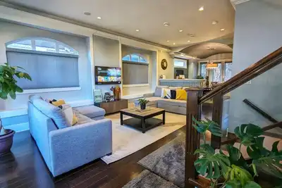 Image de Spacious House with New Furniture - Close to Airport\/Marine Gateway\/Ubc\/downtown