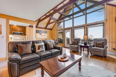 Image de Charming dog-friendly condo - skiing, mountain-view, fireplace, & washer/dryer