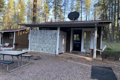 Image de Cabin 5 – Wolf Den Family Cabin - Multiple Beds, Fireplace and Outdoor Jacuzzi