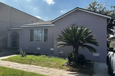 Image de Newly decorated room, automatic big iron door, smart lock safety and convenience