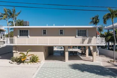 Image de Beautiful Venetian Shores canal home with dockage! Â