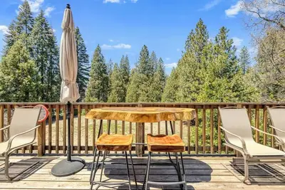 Image de Rocky Meadow | Shaver Lake Family Cabin