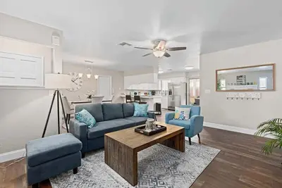 Image de Redwood Retreat-Stylish 3bd-Wifi, Ping pong! | 3 Bed, 2 Bath