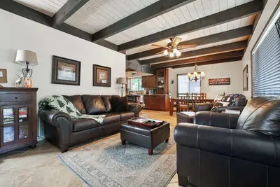 Image de Sister Bear Cabin with Treetop Views &Deck