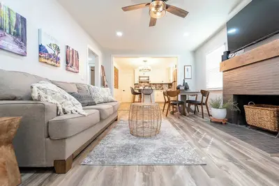 Image de Sequoia Sunrise: trendy Dt duplex w\/firepit&patio