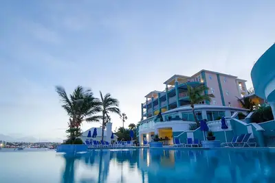 Image de Your Relaxing Getaway Awaits! Outdoor Pool, Free Parking, Near Barr's Bay Park!
