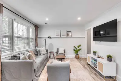Image de Park Circle Cottage-Walk to Downtown!