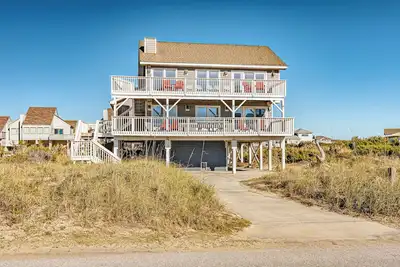 Image de Views of sunset on south beach; watch from the expansive decks. Across from beach access
