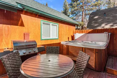 Image de Blue Jay Chalet - Modern, Hot Tub, Deck, Barbecue