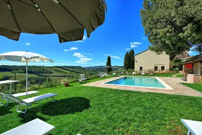 Image de Joli appartement avec Wifi, climatisation, piscine, vue panoramique, parking, près de San Gimignano