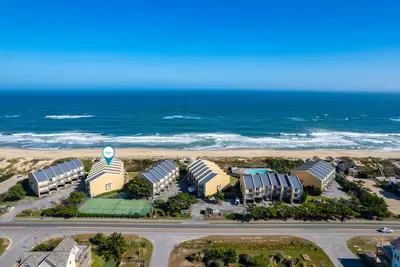 Image de Red Drum: Oceanfront townhome, ocean views from King en suite, community pool & tennis.