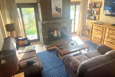 Image de Renovated 2-bed ski condo with wood fireplace