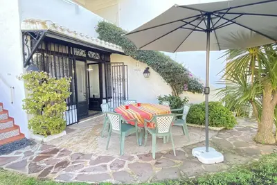 Image de Bungalow 2 chambres pour 5 personnes avec piscine, l'urbanisation Holiday Park.