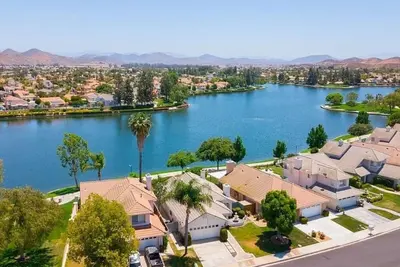 Lovely Lakehouse with Indoor Spa Tub Suite and Stunning Views