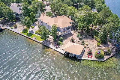 Image de Forget your worries in this spacious and serene space on beautiful Lake Coronado