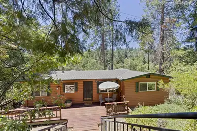 Image de Little Red Cabin - King bed, 25 minutes to Dodge Ridge & Pinecrest
