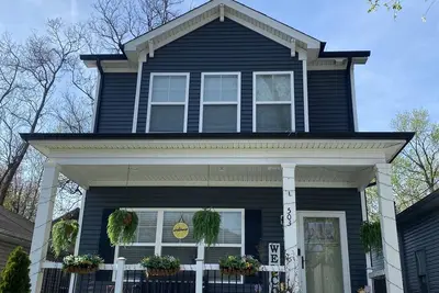 Image de Adorable Single family home w backyard- 20 min from Churchill Downs!