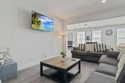 Image de WeWelcome you to our 4 Bed 2 Full Bath Duplex
