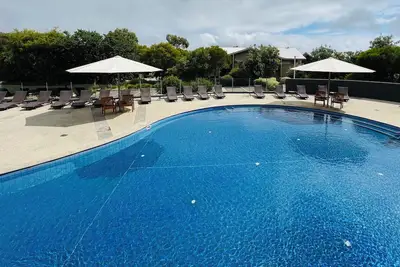 Image de Relax and unwind in this stylish coastal unit at the 4. 5-star Silverwater Resort