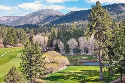 Image de Bogey Bear Inn: Magnificent Views of the Golf Course! Walking distance to Bear Mtn!
