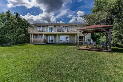 Image de Lakeview cottage near Pigeon lake with hot tub