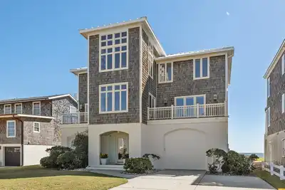 Image de 5 Bedroom, Oceanfront Home with Elevator on Ocean Ridge in Atlantic Beach, Nc (The Amadeus)