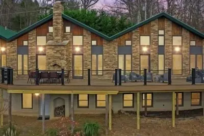 Image de ✨Luxurious Mountaintop Lodge🏔️ Scenic Views🫧Hot Tub under the Big Sky Stars 🌟