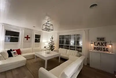 Image de Newly remodeled Lake Cottage with your own dock!