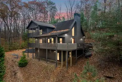 Image de Pet friendly cabin w/ hot tub & fire place