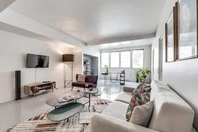 Image de Modern and bright 2bd for 11 guests in Le Marais!
