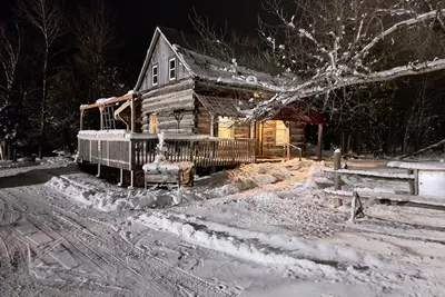Image de Historical Square Timber Home right at the heart of Snow Country