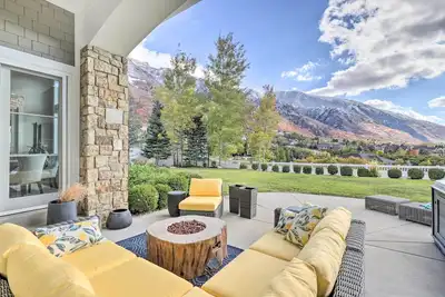 Image de Luxe Sandy Home w/ Hot Tub: 9 Mi to Skiing!