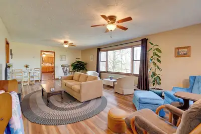 Image de Peaceful Horseheads Hideaway w/ Deck & Yard!
