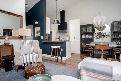 Image de Peaceful, modern, renovated, close to everything!
