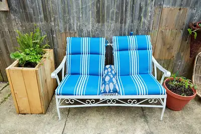 Image de A serene bungalow just one block from the beach
